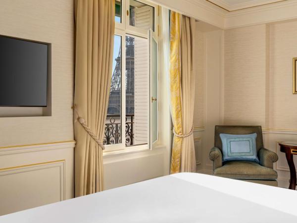 Shangri-La Paris : photo 5 de la chambre chambre lit king-size - vue sur tour eiffel
