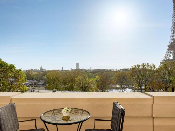 Shangri-La Paris : photo 5 de la chambre chambre lit king-size avec terrasse - vue sur tour eiffel