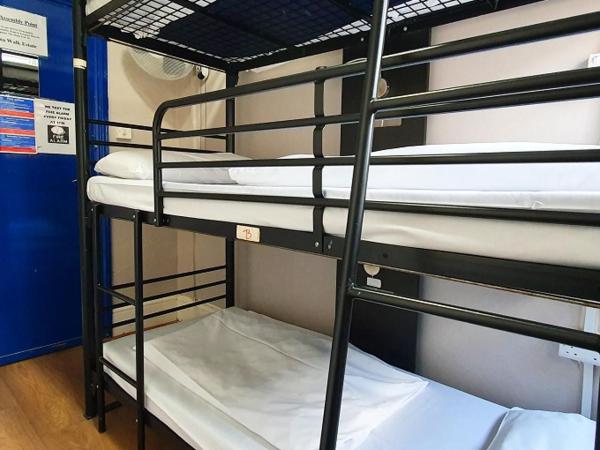 Onefam Waterloo 18-36 years old : photo 3 de la chambre chambre triple avec salle de bains commune