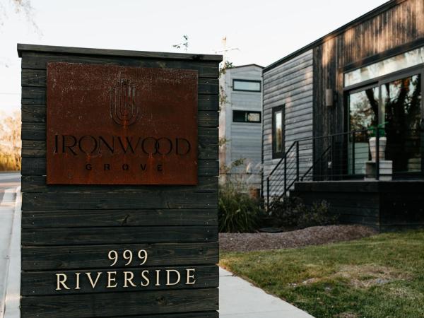 Ironwood Grove, Tiny House Hotel : photo 1 de la chambre suite avec balcon