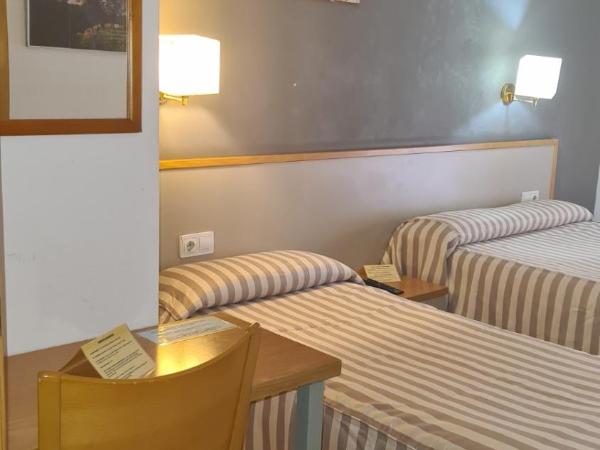 Hotel Cosmos Tarragona : photo 3 de la chambre chambre triple avec balcon