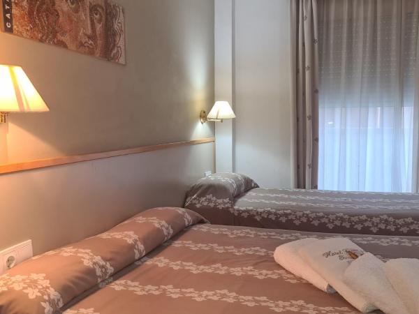 Hotel Cosmos Tarragona : photo 7 de la chambre chambre triple avec balcon