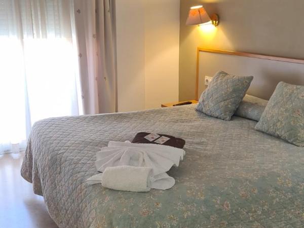 Hotel Cosmos Tarragona : photo 6 de la chambre chambre lit king-size avec balcon