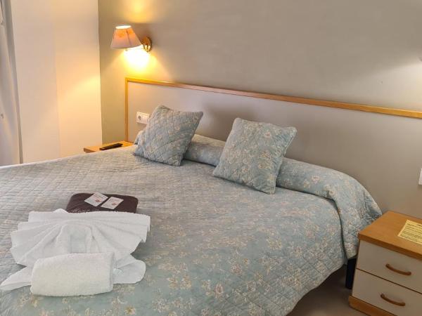 Hotel Cosmos Tarragona : photo 1 de la chambre chambre lit king-size avec balcon