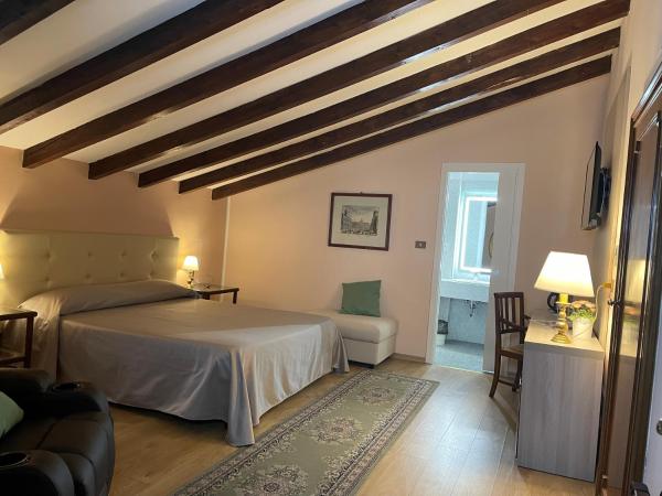 Hotel Roma : photo 9 de la chambre suite lit queen-size avec baignoire spa