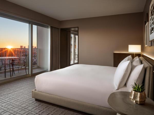 Fairmont Century Plaza Los Angeles : photo 2 de la chambre suite d'angle 1 chambre lit king-size avec 2 salles de bains et 2 balcons