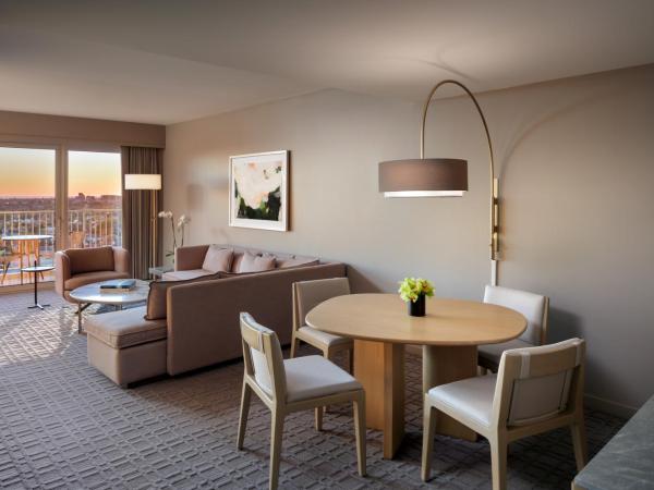 Fairmont Century Plaza Los Angeles : photo 3 de la chambre suite d'angle 1 chambre lit king-size avec 2 salles de bains et 2 balcons