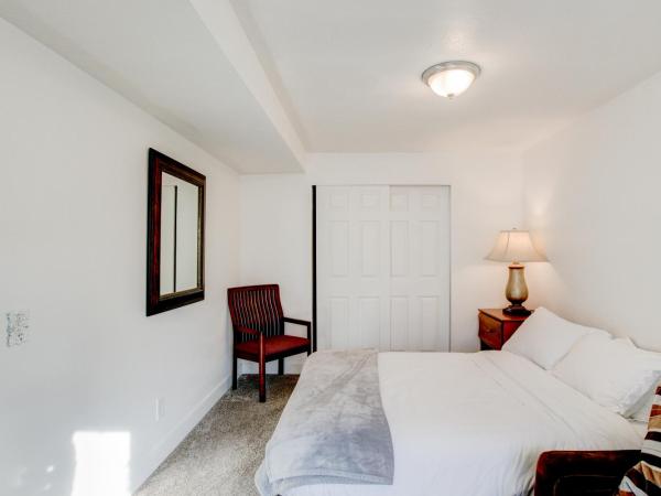 Modern Private Whole Unit 4 Bedroom Guest Suite King Bed : photo 2 de la chambre suite lit king-size