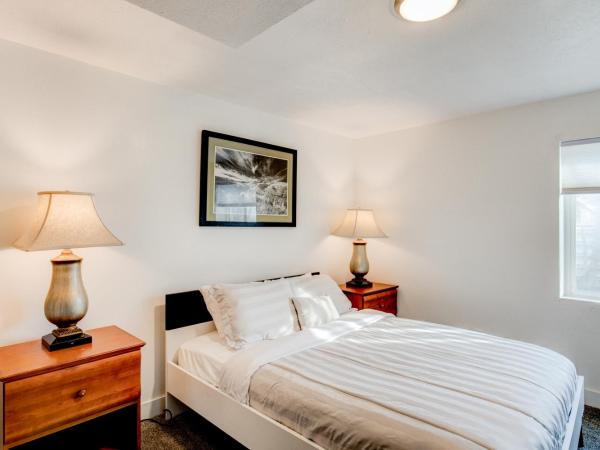 Modern Private Whole Unit 4 Bedroom Guest Suite King Bed : photo 6 de la chambre suite lit king-size