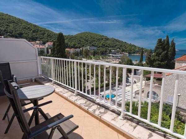 Hotel Perla : photo 7 de la chambre chambre triple avec balcon