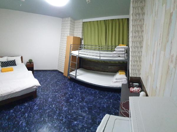 Shinjuku Sky hostel : photo 1 de la chambre chambre quadruple Économique avec salle de bains commune