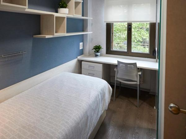 Albergue Residencia Larraona : photo 2 de la chambre chambre simple avec salle de bains privative