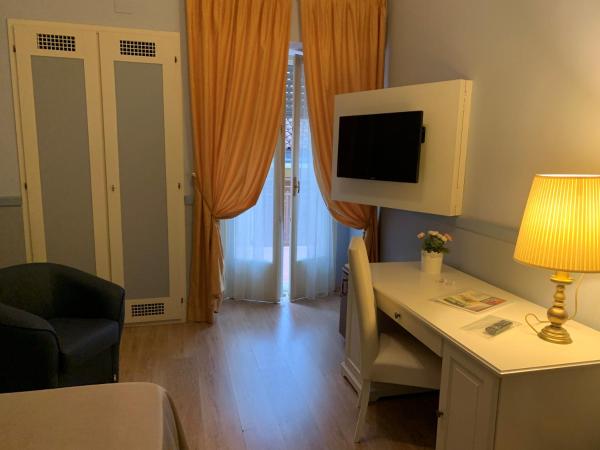 Hotel Roma : photo 3 de la chambre chambre lit queen-size avec balcon