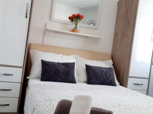 Guest House Sonja : photo 6 de la chambre chambre double - vue sur jardin