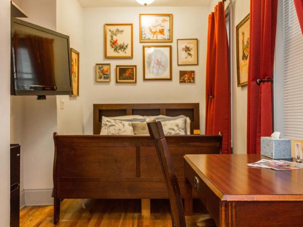 Ray's Bucktown Bed and Breakfast : photo 9 de la chambre chambre triple avec salle de bains privative séparée