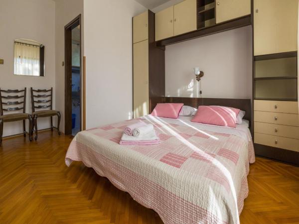 Rooms ZELJKA 2 : photo 3 de la chambre chambre triple avec balcon