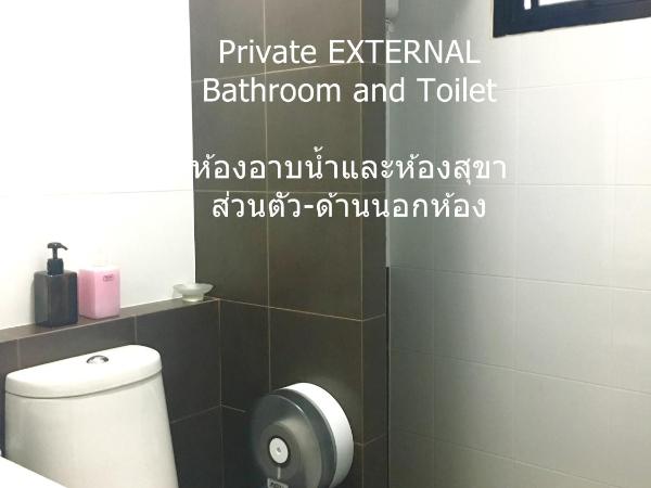 HOMEY-Don Mueang Airport Hostel : photo 7 de la chambre chambre familiale avec salle de bains commune