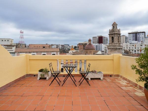 Purple Nest Hostel : photo 4 de la chambre chambre double supérieure avec terrasse et salle de bains commune