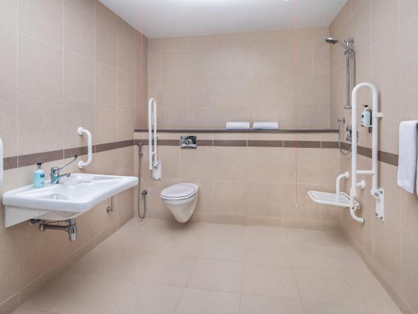 Holiday Inn Express Dubai, Jumeirah, an IHG Hotel : photo 1 de la chambre chambre lit king-size standard - accessible aux personnes à mobilité réduite