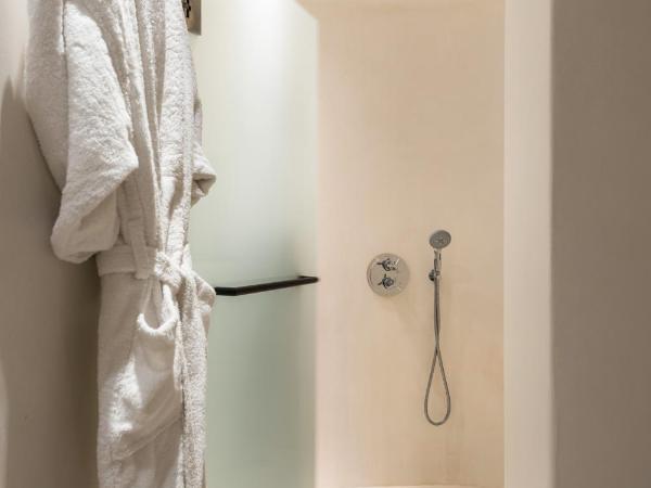 Porto Fira Suites : photo 10 de la chambre suite avec baignoire - vue sur caldeira