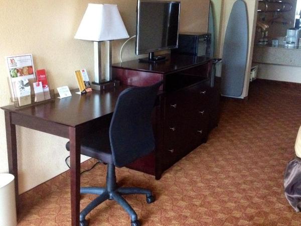 Econo Lodge Inn & Suites Downtown Northeast near Fort Sam Houston : photo 6 de la chambre suite lit king-size – non-fumeurs