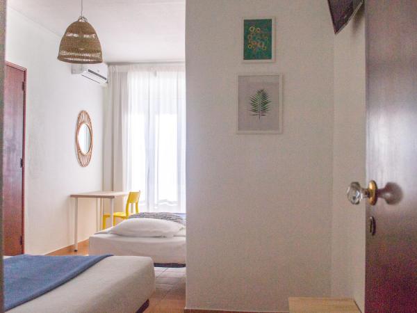 Residencial Avenida : photo 7 de la chambre chambre triple avec balcon