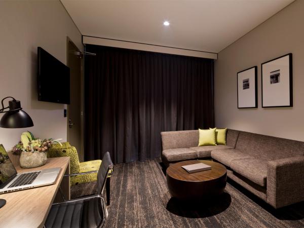 Glen Hotel and Suites : photo 2 de la chambre suite lit king-size