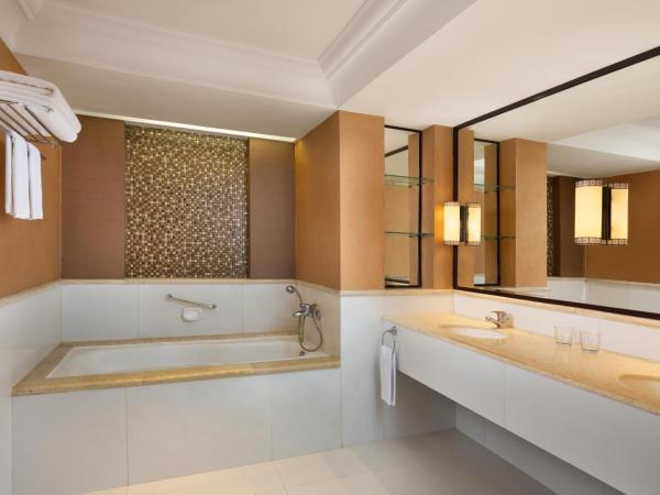 Sheraton Mustika Yogyakarta Resort and Spa : photo 7 de la chambre suite royale 2 chambres lit king-size, lits jumeaux - accès au salon club, garde-manger, balcon