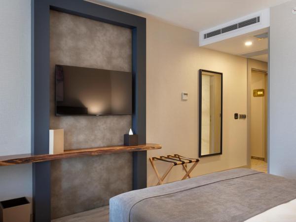 Buem Hotel Koşuyolu : photo 4 de la chambre chambre lit king-size - vue sur jardin