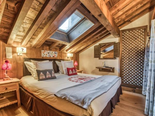 Les Monts Charvin : photo 1 de la chambre petite chambre double mansardée avec velux