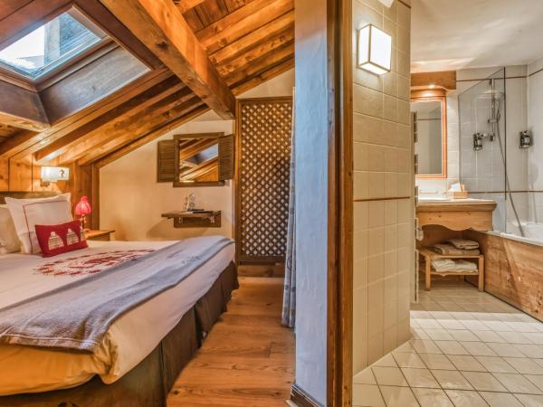 Les Monts Charvin : photo 2 de la chambre petite chambre double mansardée avec velux