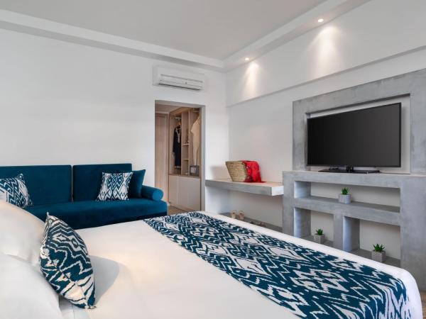 Mercure Rhodes Alexia Hotel & Spa : photo 9 de la chambre suite junior lit king-size avec canapé-lit simple, terrasse et piscine privée 