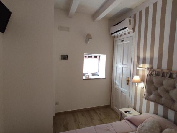 B&B La Maison Del Borgo Antico : photo 5 de la chambre chambre double