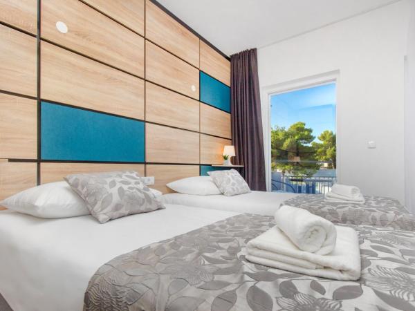 Ville Imperial Vodice : photo 3 de la chambre chambre double ou lits jumeaux standard avec balcon - vue sur jardin