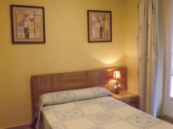 Hostal Costa Azul : photo 9 de la chambre chambre familiale avec balcon