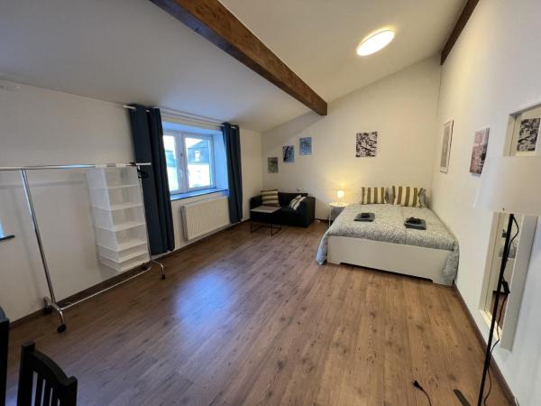 city-pillow rooms : photo 1 de la chambre chambre triple avec salle de bains commune