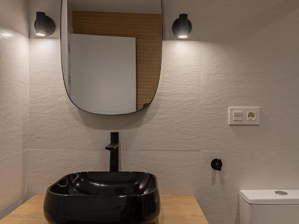 Room4You Oviedo by Asturias Holidays : photo 9 de la chambre chambre double avec salle de bains privative