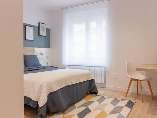 Room4You Oviedo by Asturias Holidays : photo 8 de la chambre chambre double avec salle de bains commune