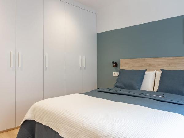 Room4You Oviedo by Asturias Holidays : photo 9 de la chambre chambre double avec salle de bains commune