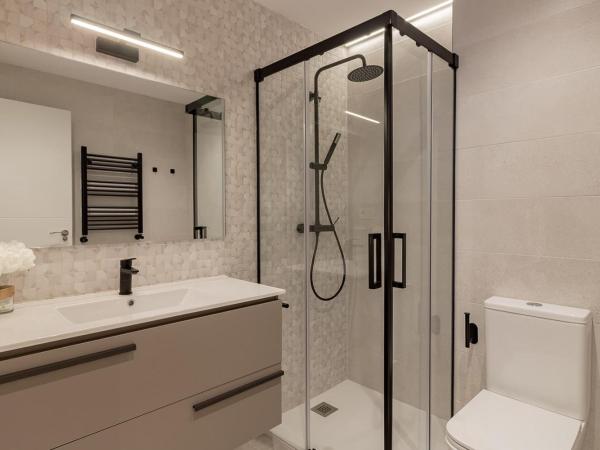 Room4You Oviedo by Asturias Holidays : photo 2 de la chambre chambre double avec salle de bains commune