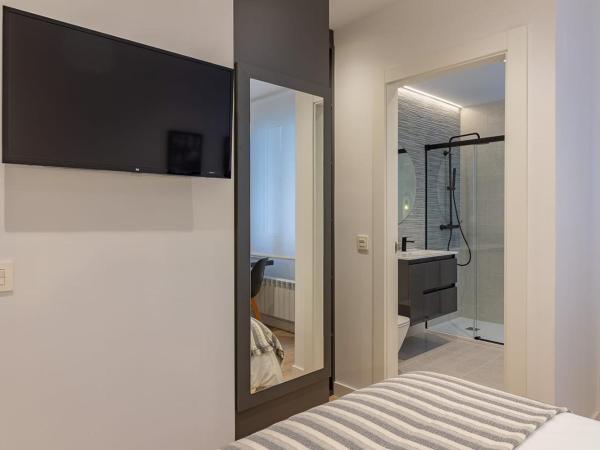 Room4You Oviedo by Asturias Holidays : photo 10 de la chambre chambre double avec salle de bains privative