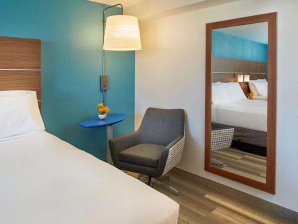 Holiday Inn Express Waikiki, an IHG Hotel : photo 2 de la chambre chambre avec 2 lits queen-size - vue sur ville