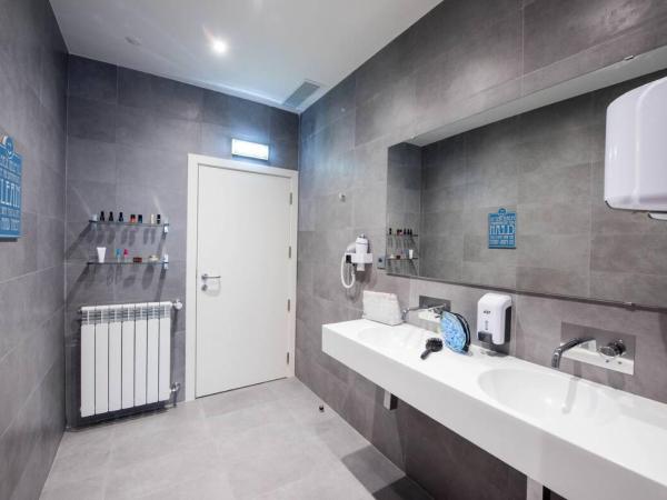 The Central House Porto Ribeira : photo 1 de la chambre lit dans dortoir mixte de 12 lits avec salle de bains privative