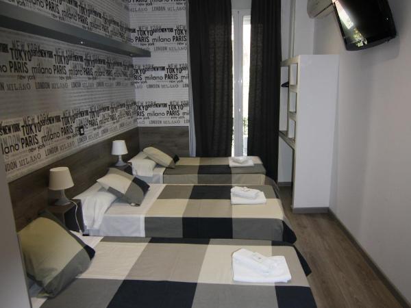 Hostal MH Fuencarral : photo 2 de la chambre chambre double avec lit d'appoint (3 adultes)