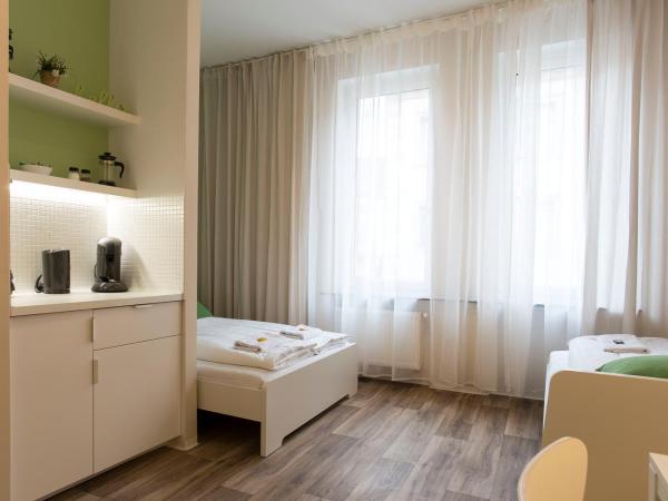 NEU: Zentral gelegene, stilvoll eingerichtete Zimmer mit eigener Teeküche : photo 1 de la chambre chambre familiale