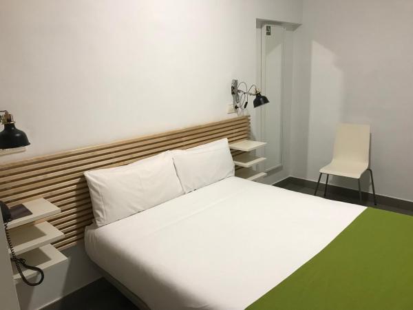 Hostal La Terrassa : photo 10 de la chambre chambre double intérieure sans vue