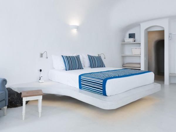 Maregio Suites : photo 6 de la chambre suite junior avec petite piscine extérieure chauffée avec jets