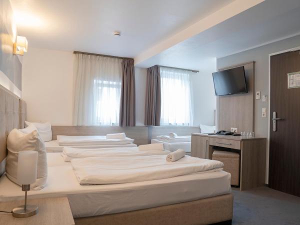 Alpha & Omega Hotel : photo 8 de la chambre chambre quadruple