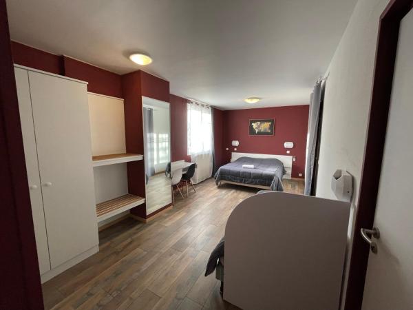 Hotel Les Chênes : photo 2 de la chambre chambre triple supérieure avec climatisation.