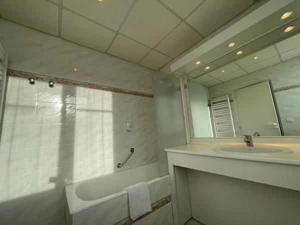 Hotel Les Chênes : photo 1 de la chambre chambre triple supérieure avec climatisation.